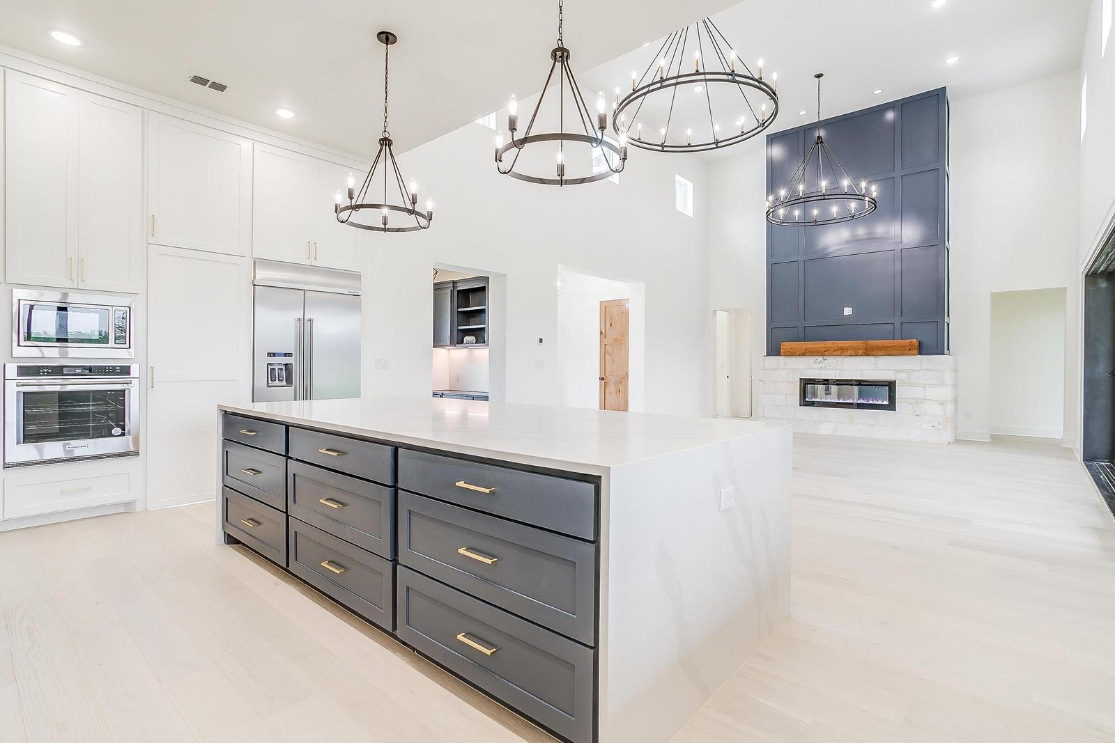Modern chef kitchen designed by TNT Builders in Burleson Texas